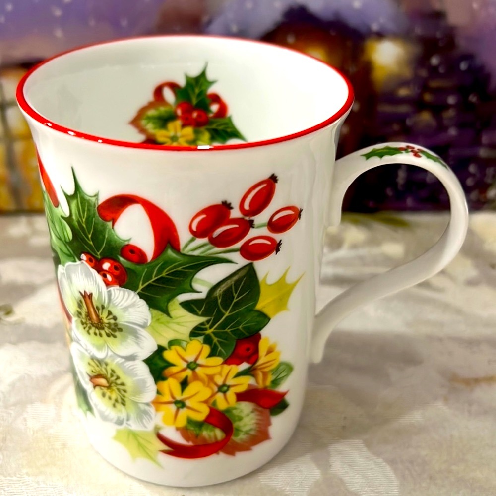 Crown Trent Fine Bone China Christmas Cup/Mug Holly & Berries Mixed Bouq…